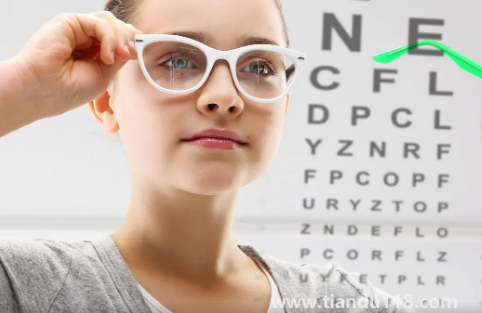 近視族玩手機可摘下眼鏡嗎（近視眼怎么慢慢恢復(fù)視力）