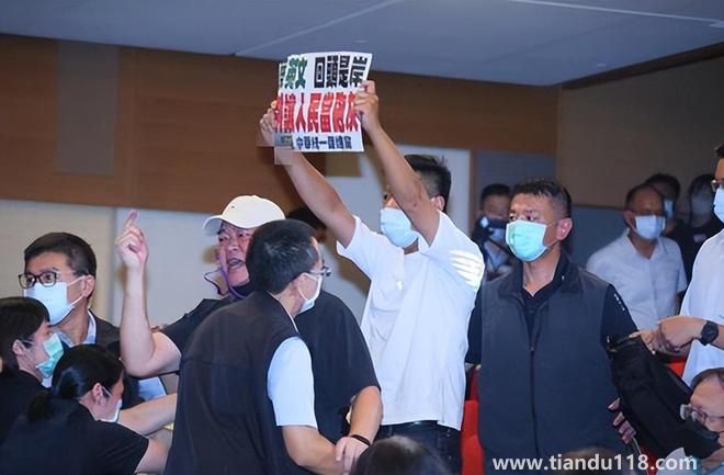 蔡英文宣講現(xiàn)場(chǎng)爆肢體沖突（統(tǒng)派高喊“要和平”）(圖3)