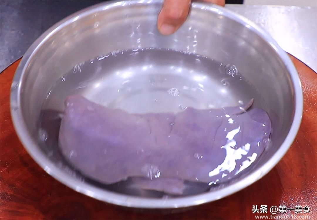 炒豬肝的做法（新鮮豬肝怎么炒好吃）(圖2)