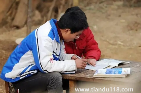 2022大學貧困資助一般一個班幾人（大學的貧困資助是一年一申請的嗎）