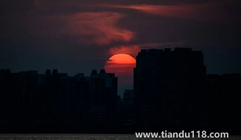 2012年天突然黑了一下是真是假(2012世界末日發(fā)生過了嗎)(圖2) 2012年天突然黑了一下是真是假2