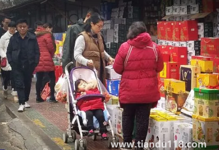 2023過(guò)年串門(mén)送油合適嗎（過(guò)年串門(mén)拿幾樣?xùn)|西）