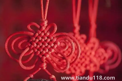 門對門掛中國結(jié)可以掛門上嗎(掛中國結(jié)要注意什么)(圖1) 門對門掛中國結(jié)可以掛門上嗎 1