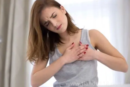 女生右胸上面疼是怎么回事（女生右胸上面疼嚴(yán)重嗎）
