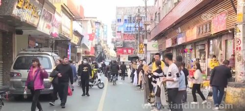 廣州“制衣村”再現(xiàn)招工潮（負責(zé)人舉牌等路過工人挑選）